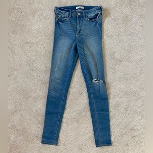 Abercrombie & Fitch High Rise Distressed Skinny Jean - Size 6L